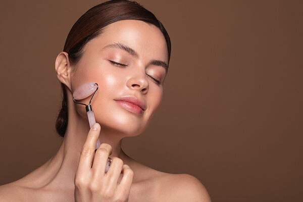 Masáž pomocí face rolleru