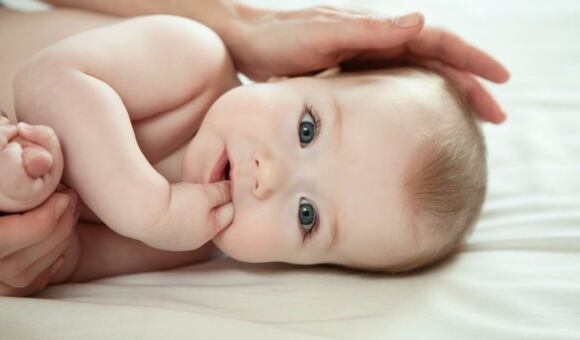 Kůže jako prostředník prvního objetí