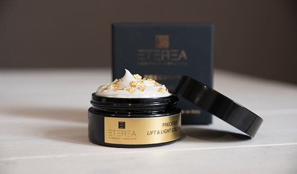 Maska s 24 karátových zlatem od ETEREA