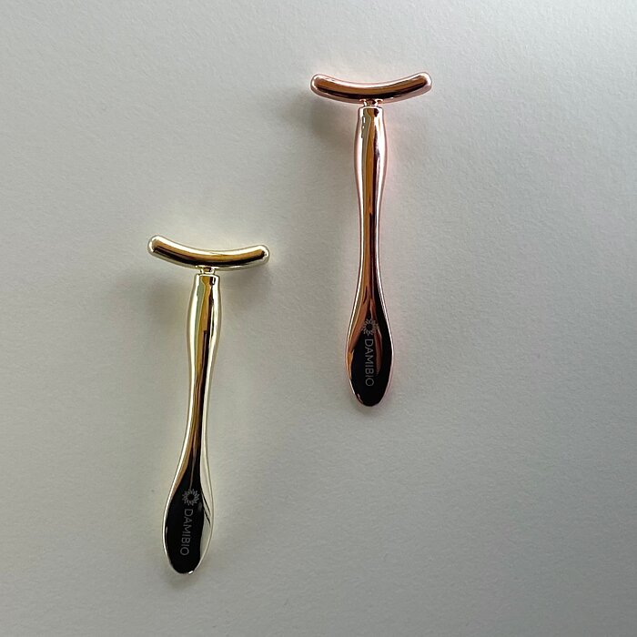 DAMIBIO masážní aplikátor T je v nabídce ve dvou barevných provedeních