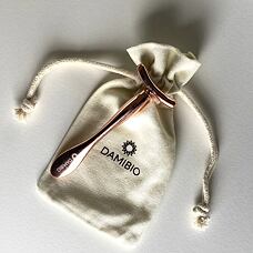 DAMIBIO masážní aplikátor T růžové zlato v dárkové taštičce